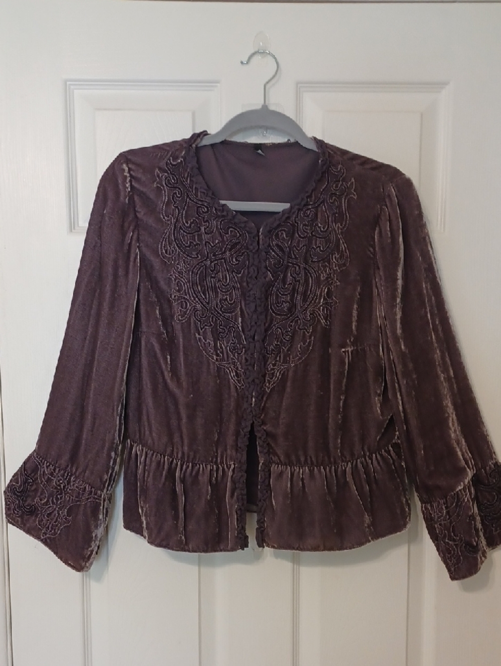 T Tahari Sz 8, Plum, Crushed Velvet Embroidered Peplum Button-Down Jacket
